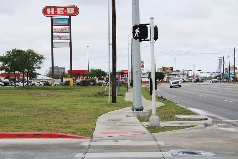 Pedestrian crossing signal near HEB Rio Grande