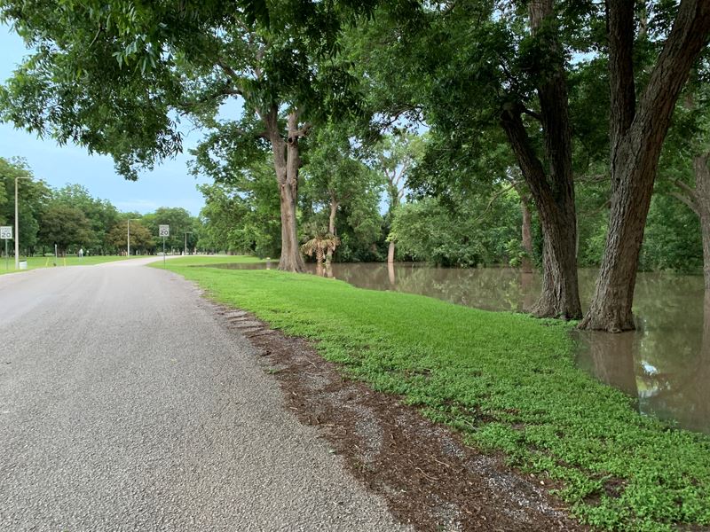 Map showing river flooding disc golf course at Riverside Park and almost reaching the road