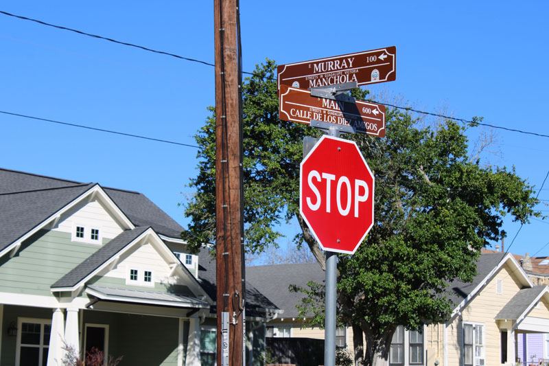An intersection with two signs. One says Murray, Manchola. The other, Main, Calle de los Diez Amigos