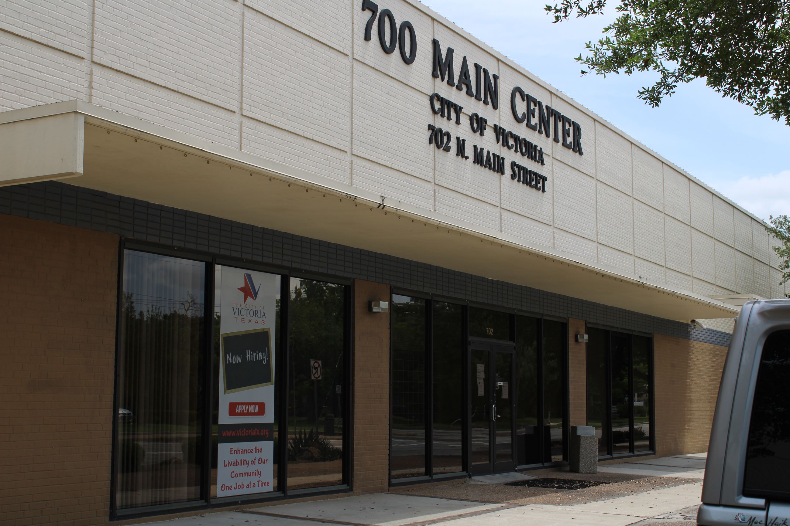 700 Main Center
